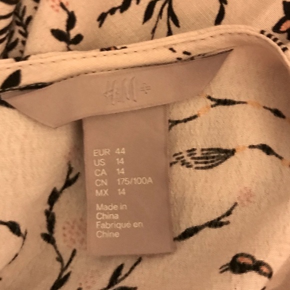 H&M Short Woman’s Short Sleeve Cream Floral and Leaf Print Blouse - Picture 3 of 5